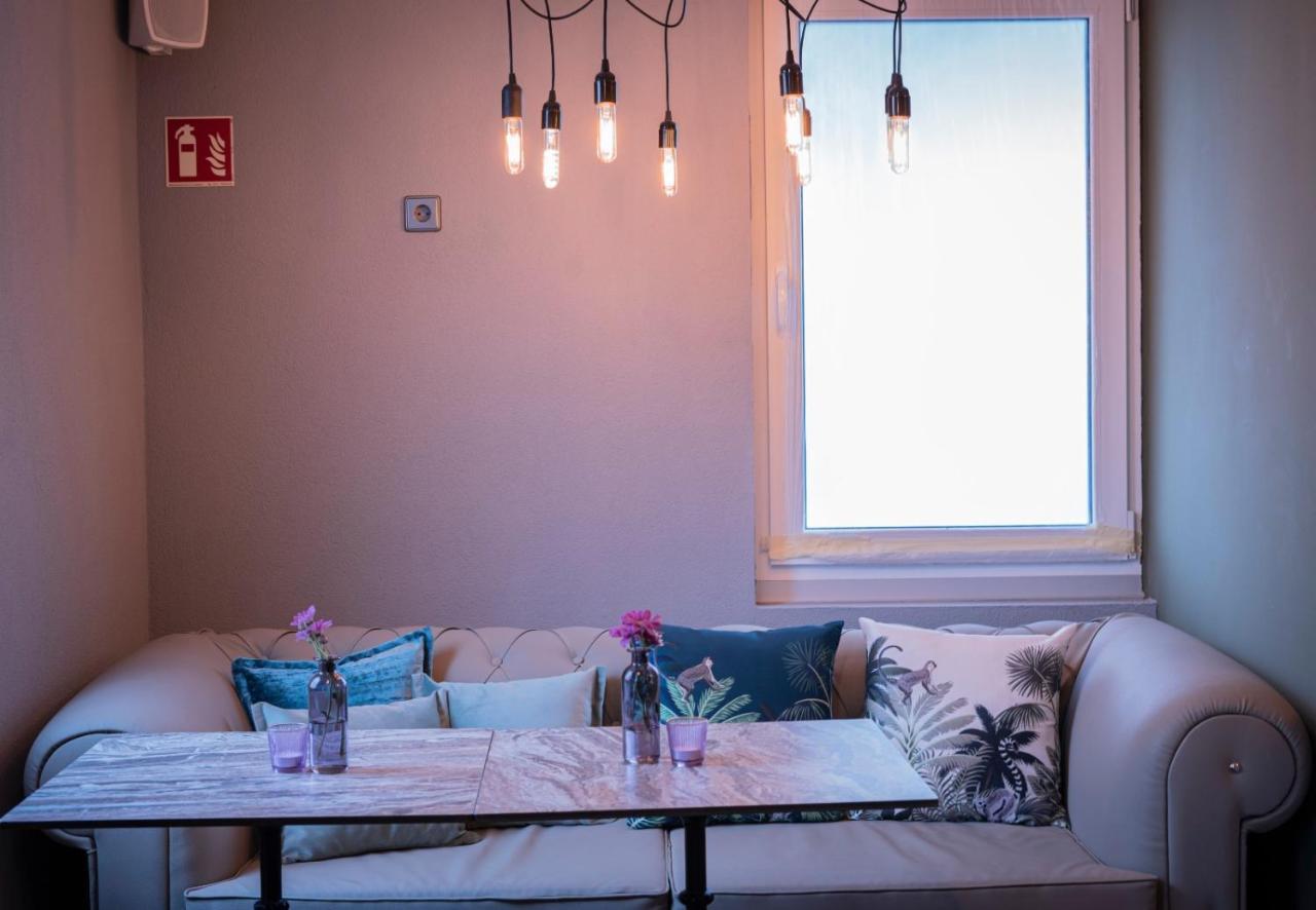 Village Bistro & Bar Fremdenzimmer Dettingen an der Erms Exteriör bild