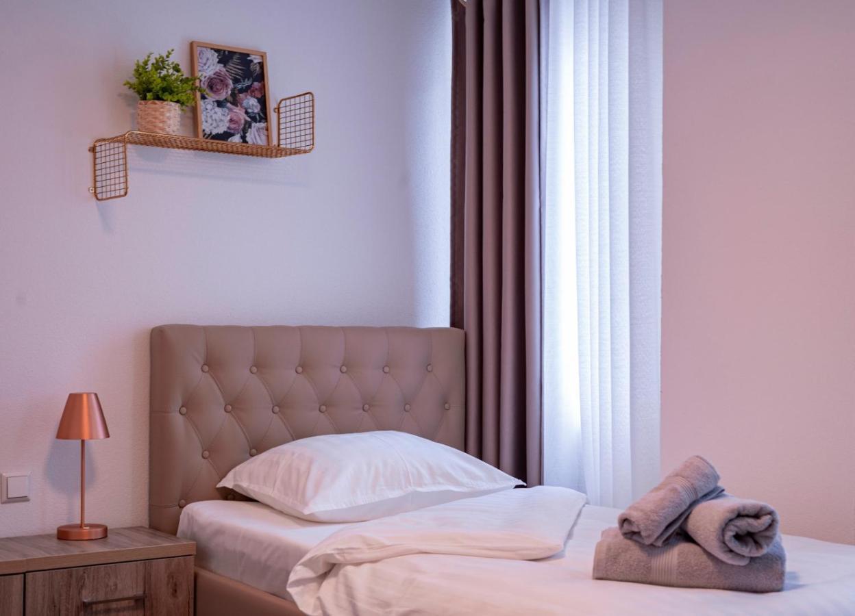 Village Bistro & Bar Fremdenzimmer Dettingen an der Erms Exteriör bild