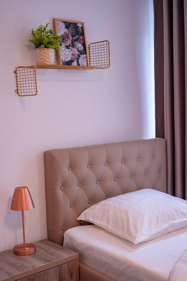Village Bistro & Bar Fremdenzimmer Dettingen an der Erms Exteriör bild