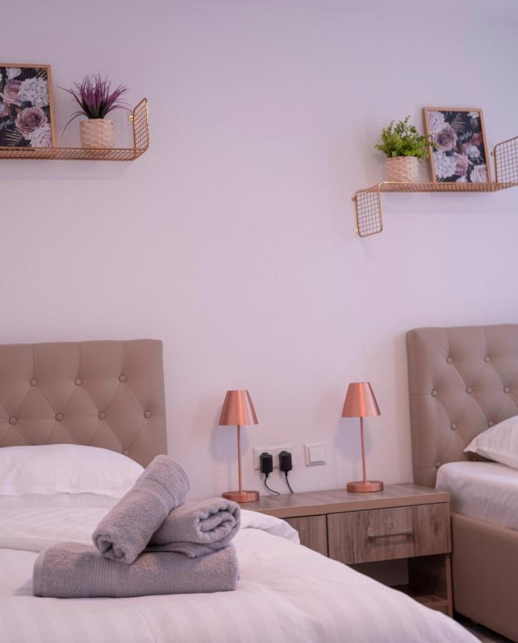 Village Bistro & Bar Fremdenzimmer Dettingen an der Erms Exteriör bild