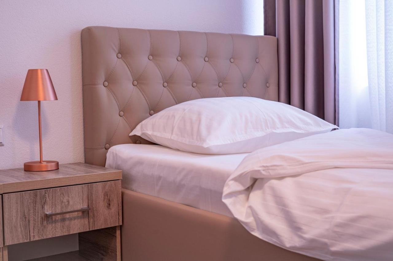 Village Bistro & Bar Fremdenzimmer Dettingen an der Erms Exteriör bild