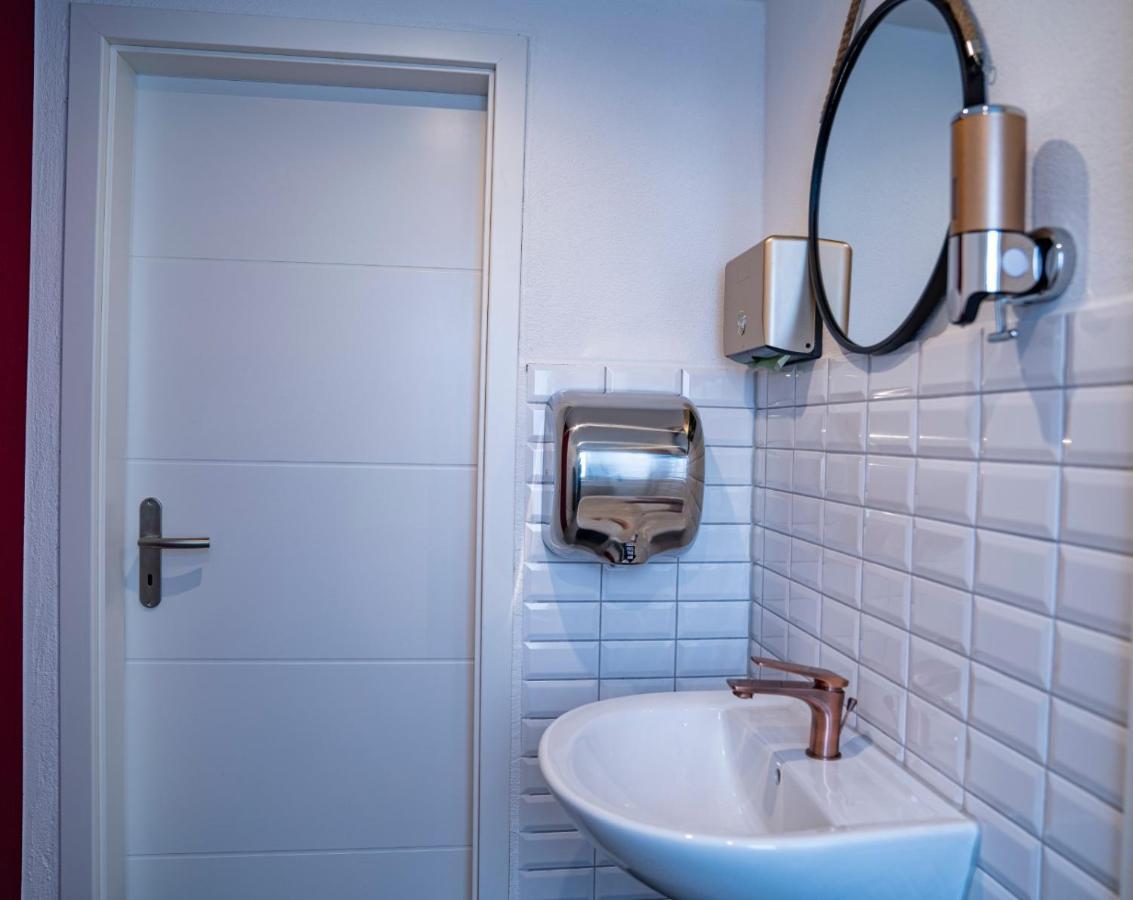 Village Bistro & Bar Fremdenzimmer Dettingen an der Erms Exteriör bild